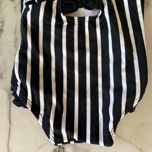 RUFFLEBUTTS Black and White ONE PIECE - Picture 5 of 6